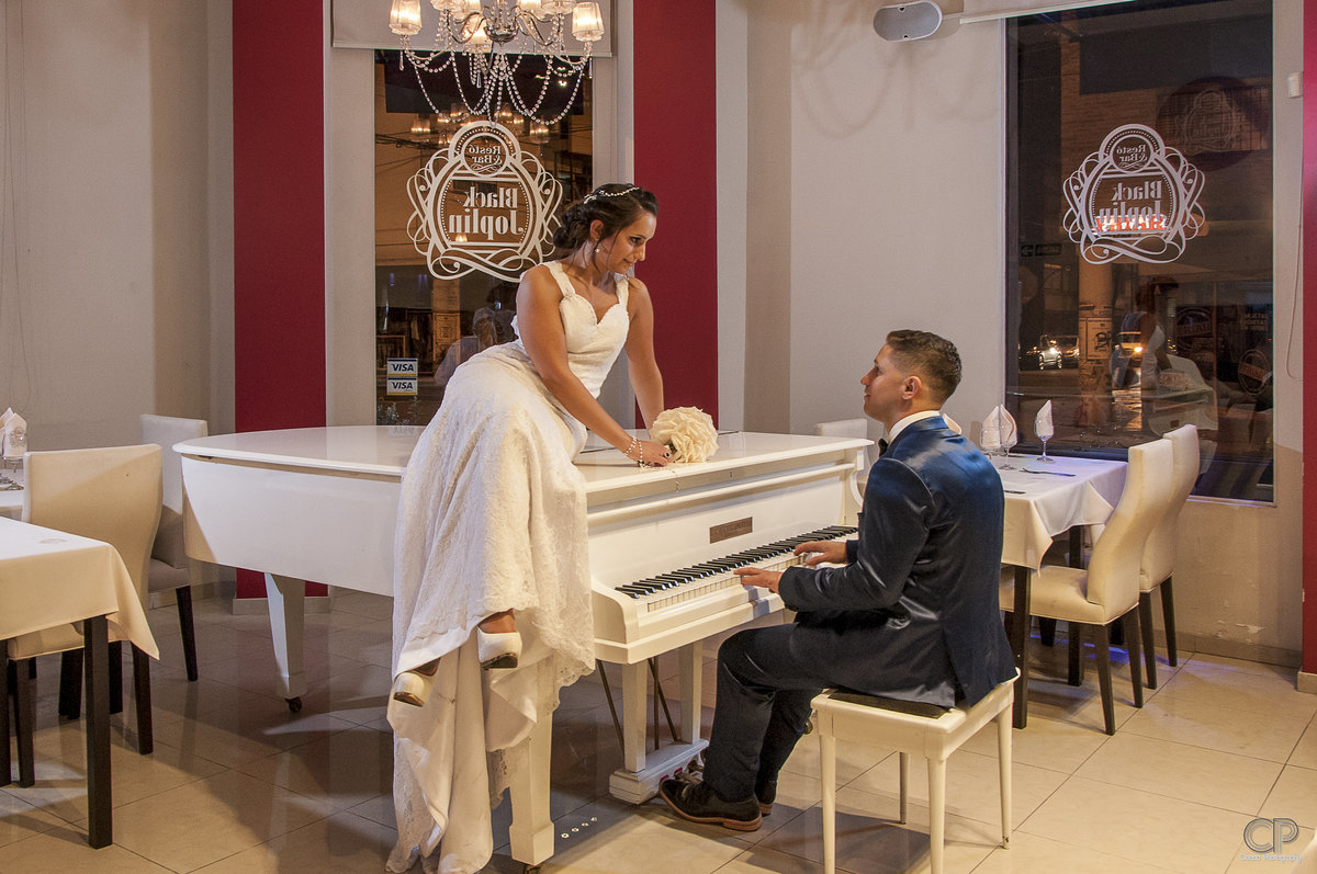 fotos de casamientos diferentes en un bar con un piano, fotos de casamientos en rosario, fotografía de bodas, sesión previa, fotos de novios, fotos antes de las boda, 