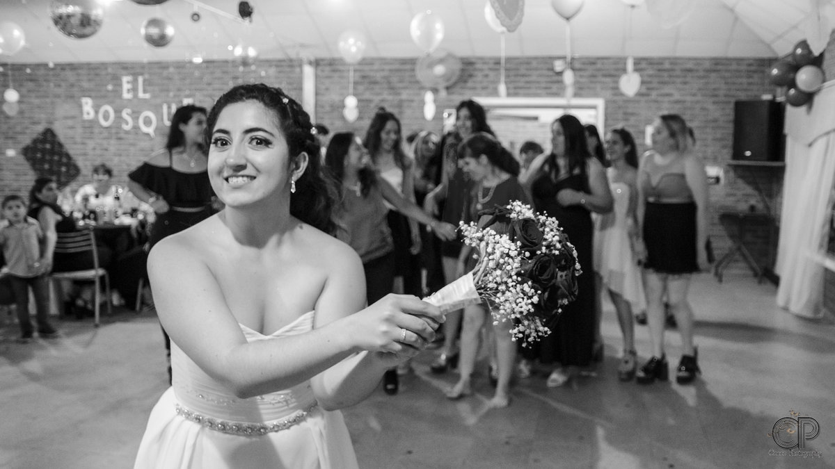 novia tirando el ramo, familia, ceremonia, sesión de fotos en rosario, sesiones naturales, book de novios, fiesta de bodas, vestido de novia, novias en rosario, fotografía de bodas, sesión previa, bodas fotógrafos en rosario