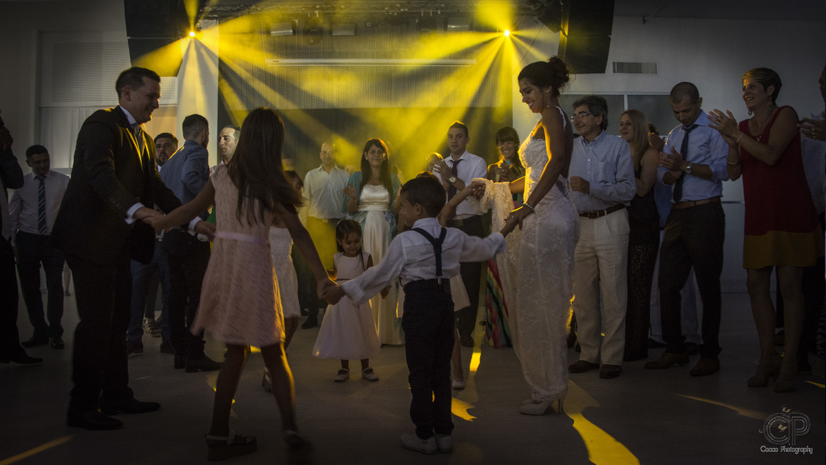 fotos de los novios en el Salón Punta Barranca, fiestas de día, fotógrafos en rosario, ideas para bodas, fotos naturales y divertidas de casamientos, fotos en el vals de novios
