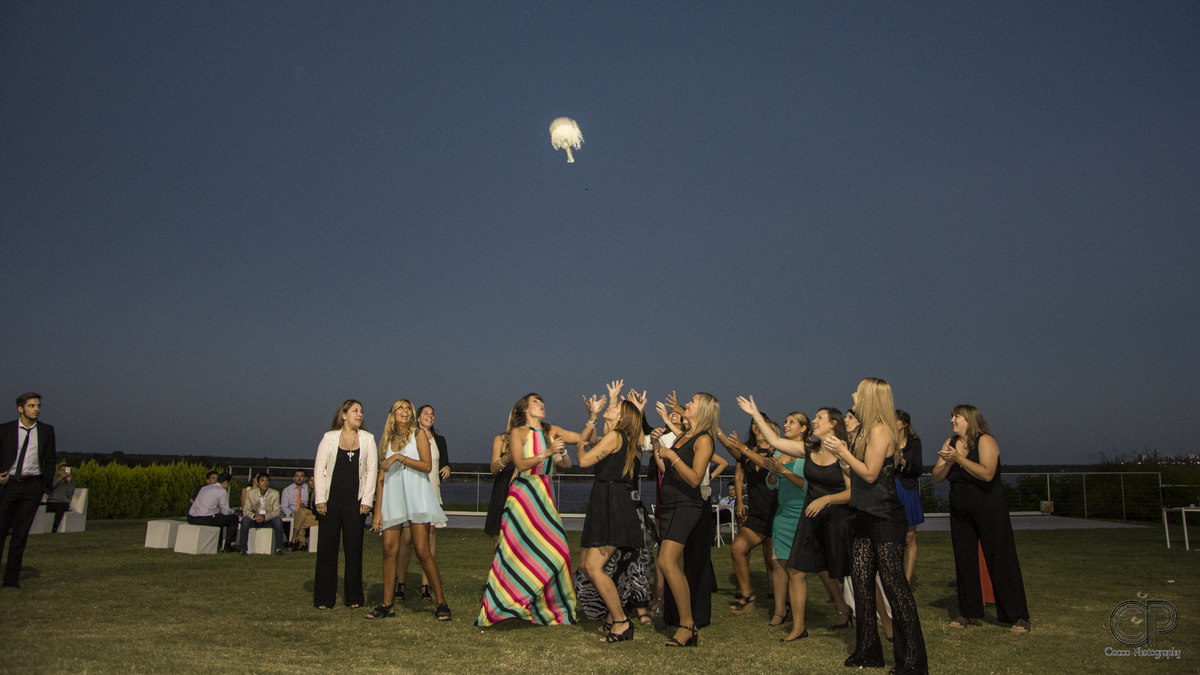 
novia tirando el ramo con las amigas, fotos de bodas de día al aire libre,fotos de los novios en el Salón Punta Barranca, fiestas de día, fotógrafos en rosario, ideas para bodas, fotos naturales y divertidas de casamientos, fotos en el vals de novios