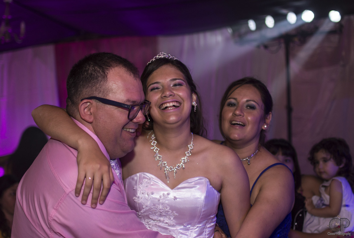 fotos divertidas en la fiesta con la familia, fotos de 15 años, Mis fabulosos 15, book 15 años, rosario, santa fe, maquillaje 15 años, vestidos de 15, sesiones naturales, sesión previa de 15 años, fotos de 15 diferentes