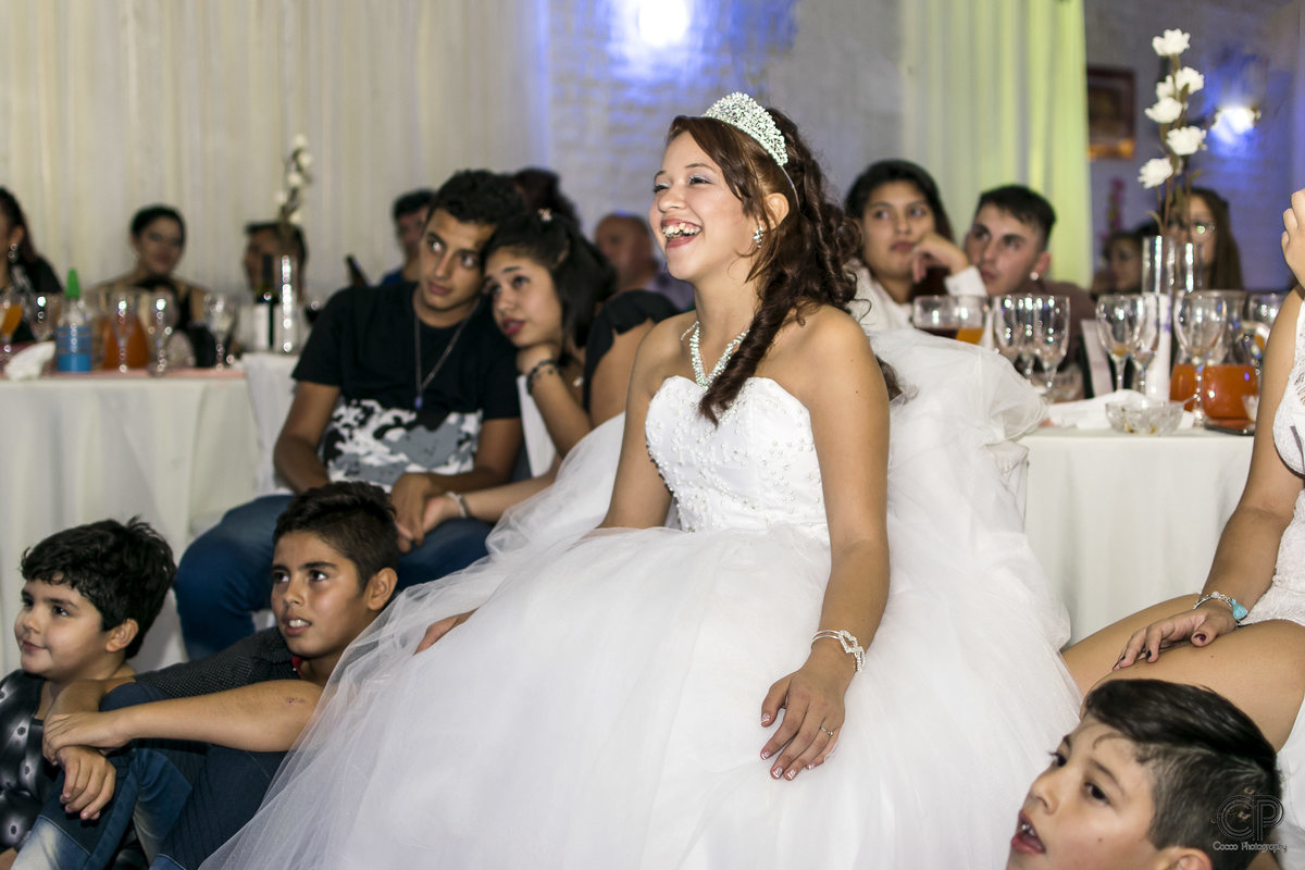 fotos en la fiesta de 15 años con amigos viendo el video, 15 años en rosario, book de 15, meikap 15 años, quinceañeras, fiesta, vestido de 15, book de 15 en rosario, ideas para mis 15, sesión previa, sesión de fotos 15 años, zapatos, peinado para 15, book