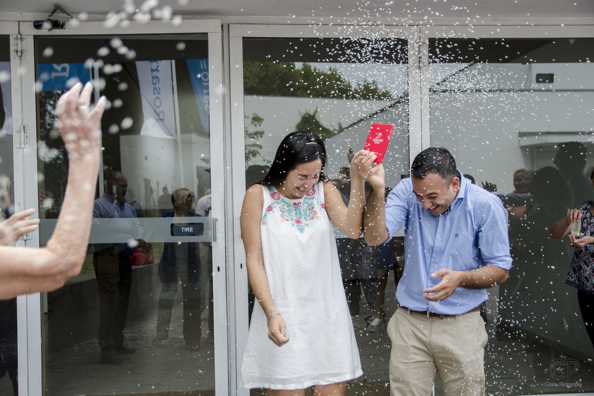 ceremonia civil, casamiento por civil, fotos de los novios tirando arroz, 