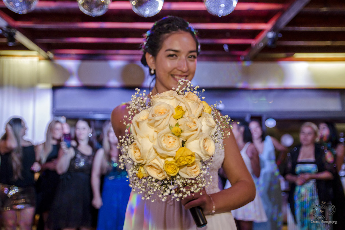 fotos de la novia tirando el ramo, ramo de novias, amigas de la novia, Bodas en rosario, preparativos de la boda, hotel, familia, ceremonia, sesión de fotos en rosario, sesiones naturales, book de novios, fiesta de bodas, vestido de novia