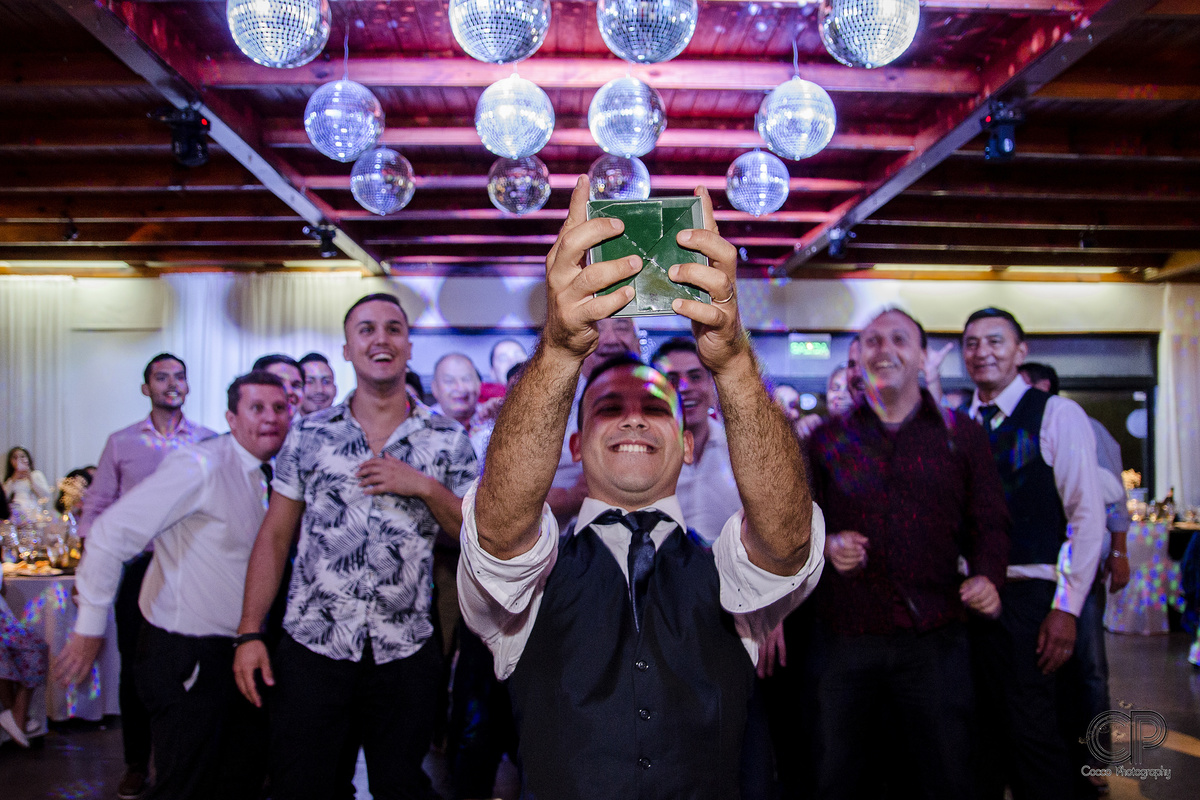 fotos del novio tirando licor con los amigos solteros, fotos divertidas en la fiesta de bodas, bodas en rosario