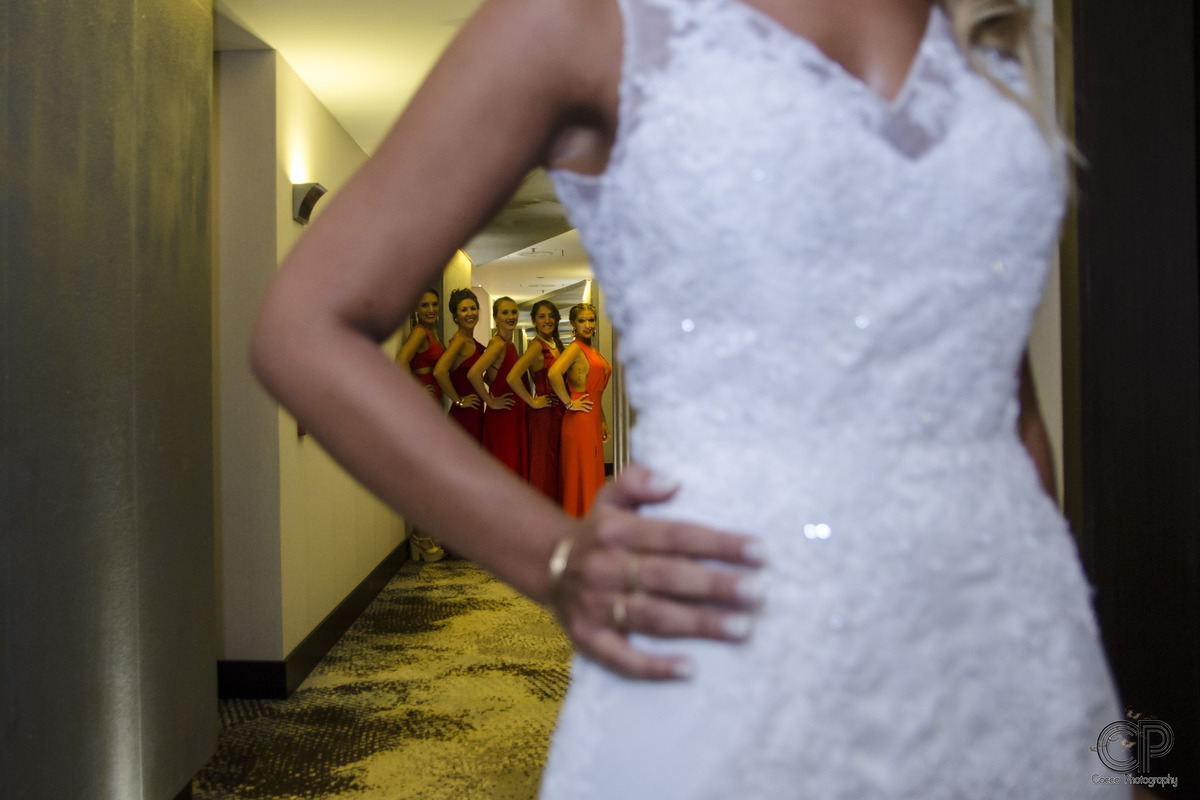 sesión de fotos previas, fotos de la novia en el hotel con amigas, vestido de novia, damas de honor