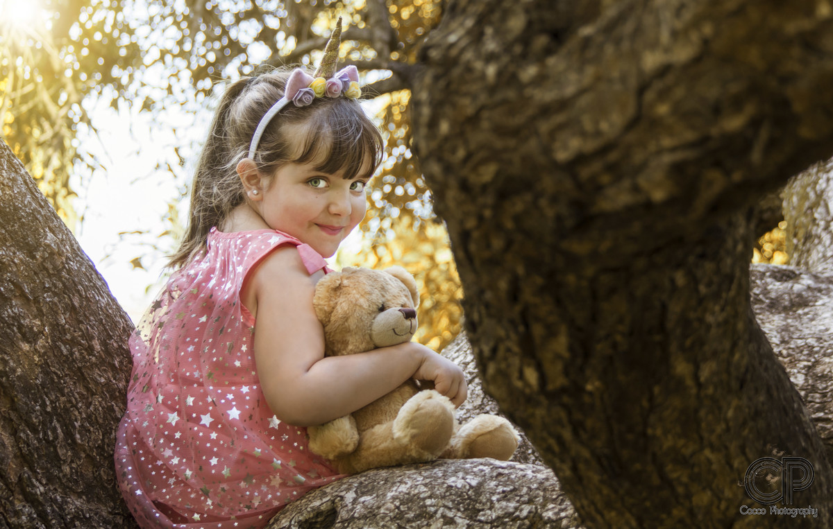 fotos infantiles,  niños, juguete, parque, sesiones naturales, sesiones infantiles, sesiones de fotos en rosario, rosario, santa fe, book, padres, niñas, mejores amigos, aire libre, nena jugando en el árbol