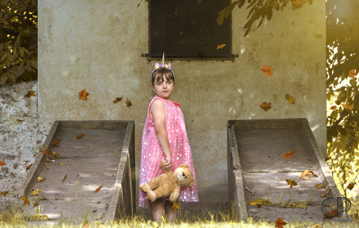 Sesiones de niños al aire libre,  fotos de otoño, hojas secas, sesiones naturales, sesiones infantiles, sesiones de fotos en rosario, rosario, santa fe, book, padres, niñas, mejores amigos, aire libre, otoño, niña jugando