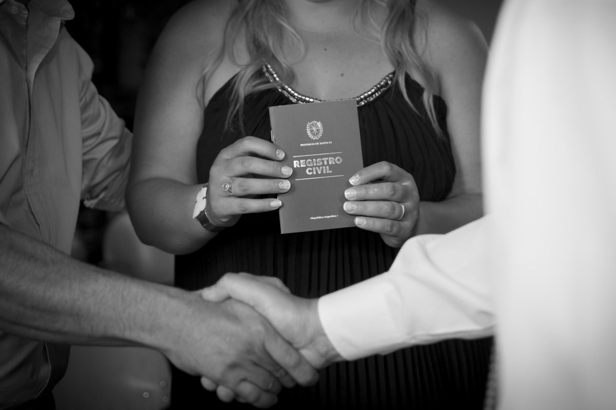 Ceremonia civil, fotos en rosario, bodas en rosario, book, manos, pareja de novios, foto blanco y negro, padrinos, 