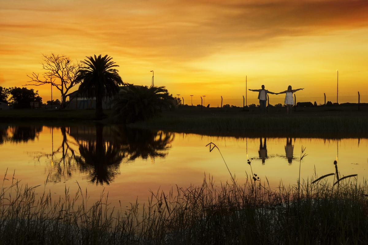 sesiones de bodas, atardecer, book de novios, fotos en rosario, pareja de novios, aire libre, parque, rosario, santa fe