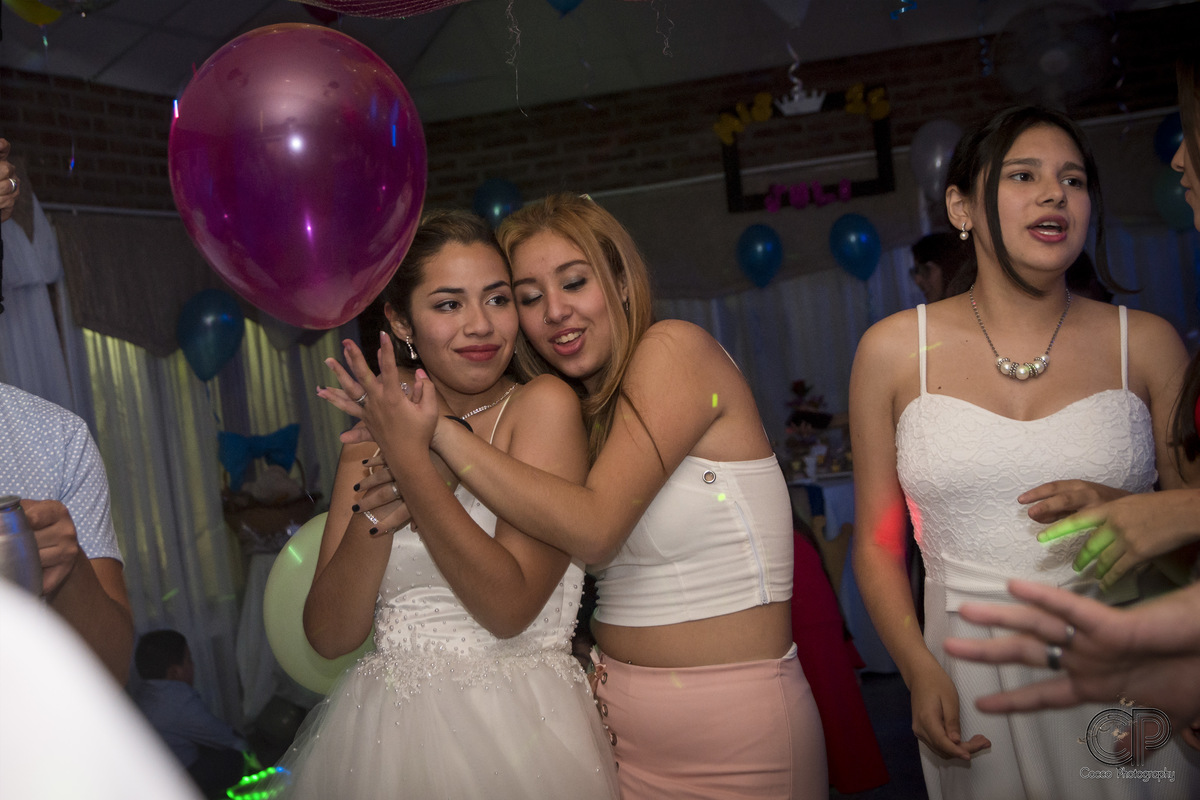 fotos con amigas, Meikap, Fotos previas, 15 años en rosario, book de 15, meikap 15 años, quinceañeras, fiesta, vestido de 15, book en rosario, ideas para mis 15, sesión previa, sesión de fotos 15 años, zapatos, book urbano de 15 años, book 15 años, 