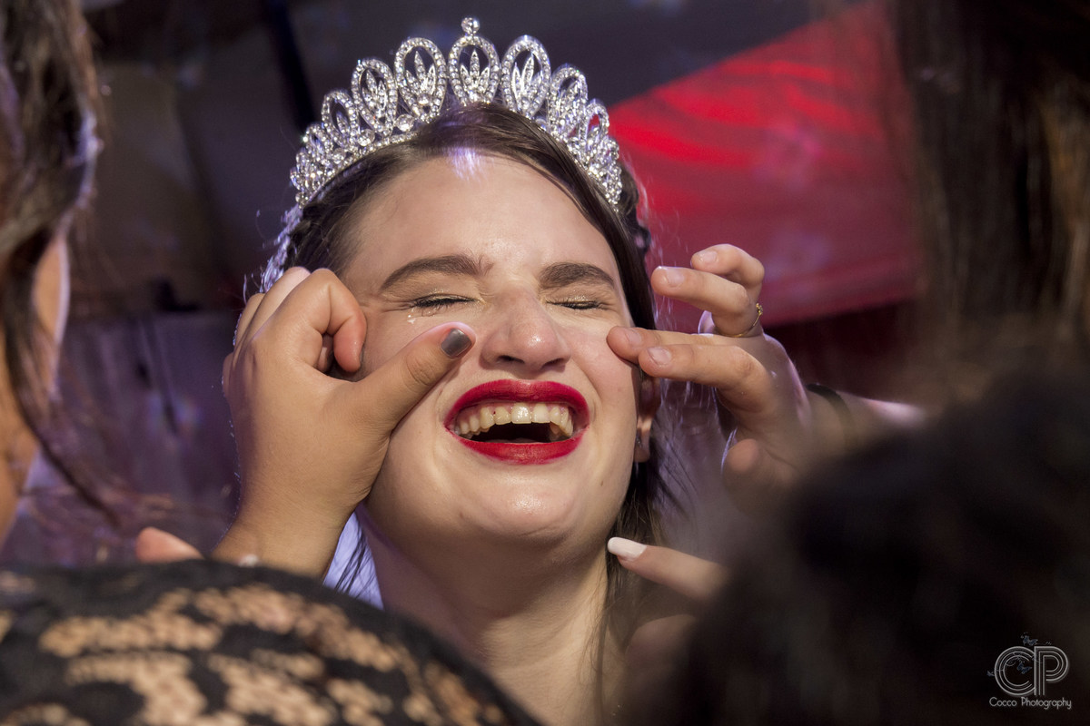 fiesta de 15 años, quinceañeras, , vestido de 15 en color rojo, book en rosario, mis 15, ideas para mis 15, sesión previa, sesión de fotos 15 años, zapatos, peinado para 15, book urbano de 15 años