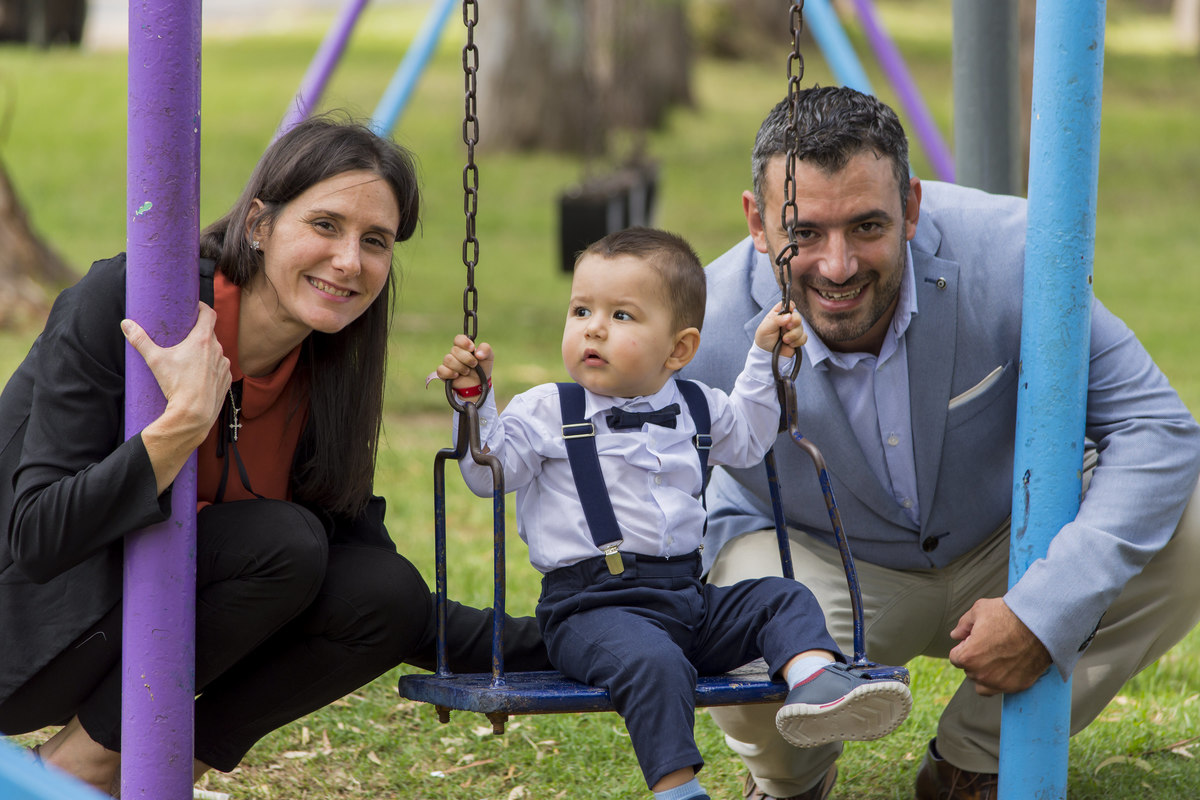 Sesión de Fotos después de la Ceremonia de Bautismo en la plaza de la antigua estación de trenes de Granadero Baigorria, rosario, fotos en rosario, fotos familiares, niños, padres, familia, parque, plaza