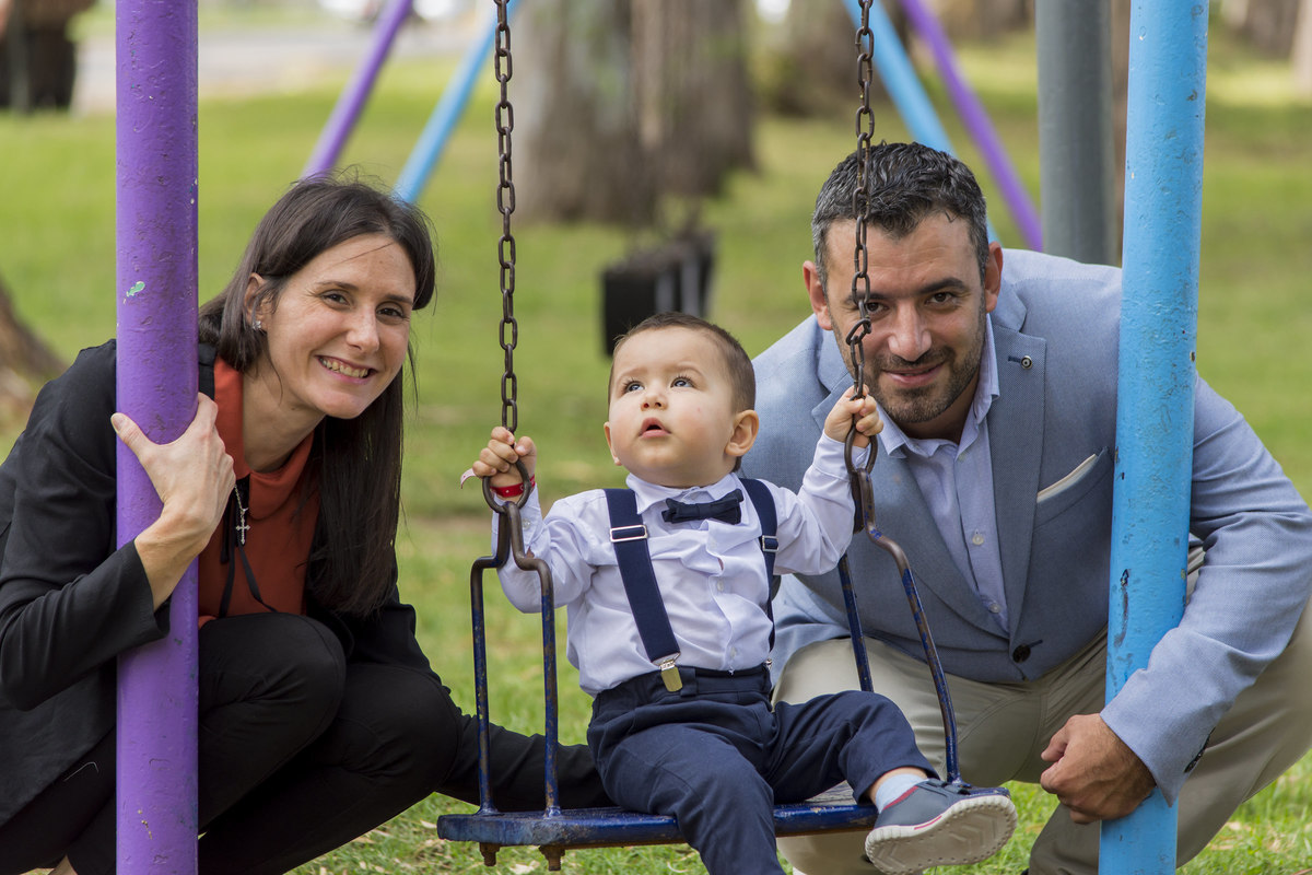 Sesión de Fotos después de la Ceremonia de Bautismo en la plaza de la antigua estación de trenes de Granadero Baigorria, rosario, fotos familiares en rosario, padres, niños, book familiar