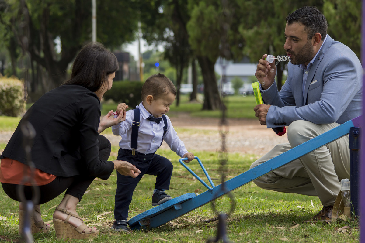 Sesión de Fotos con Burbujas y Mamá y Papá en  la plaza de la antigua estación de trenes de Granadero Baigorria, rosario, sesión de fotos en rosario, familia, padres, niños, juegos, plaza