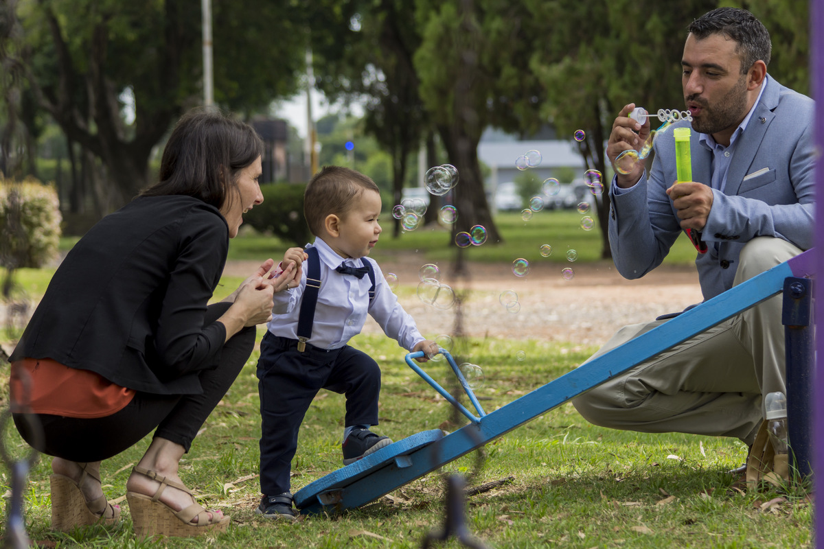 Sesión de Fotos con Burbujas y Mamá y Papá en  la plaza de la antigua estación de trenes de Granadero Baigorria, rosario, santa fe, fotos familiares, fotografía de niños, padres, familia