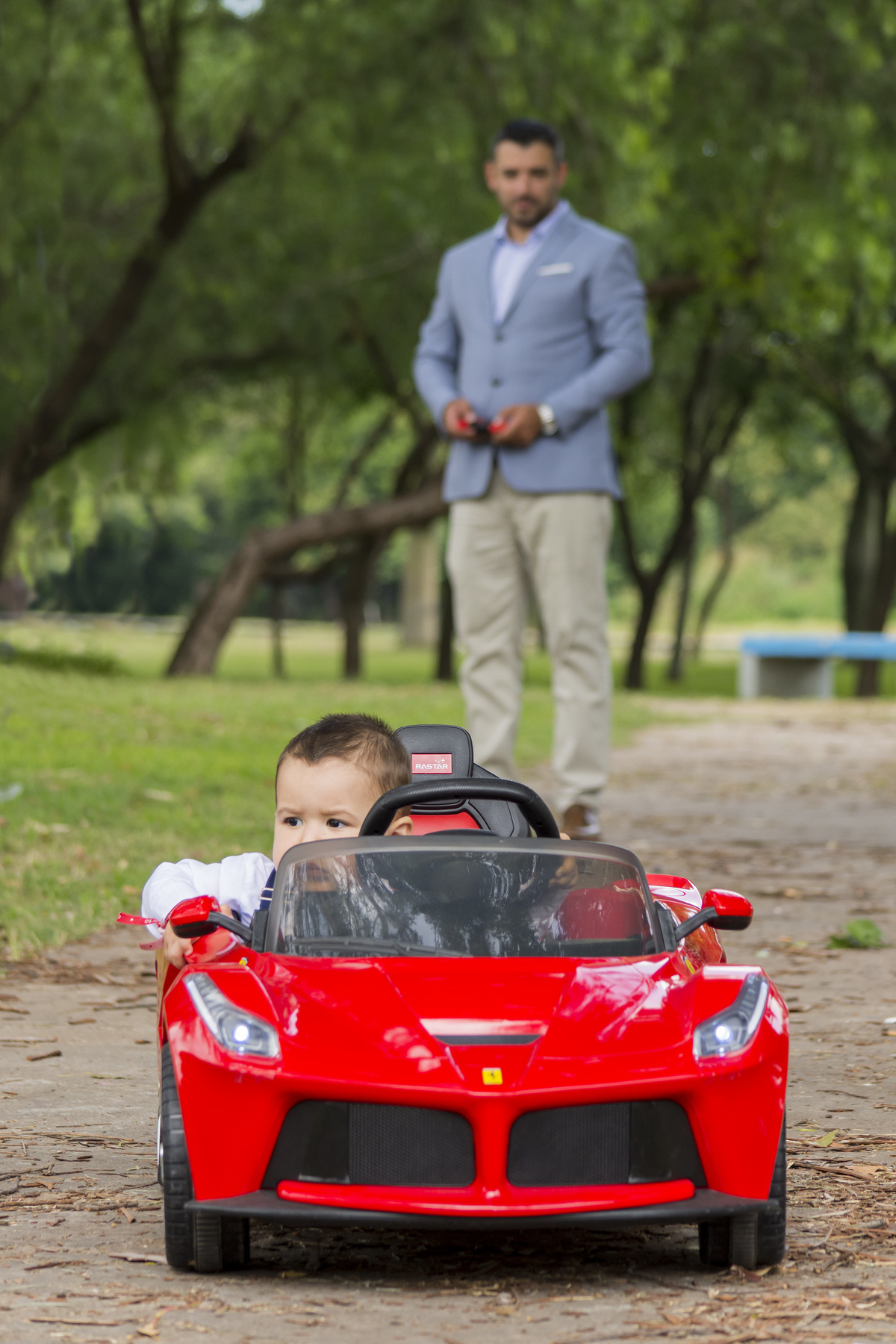 Divertido paseo en auto rojo que papá me regalo por mi bautismo en  Granadero Baigorria, juguetes, niños, sesión de fotos en rosario, fotos de niños, plaza, familia, padres