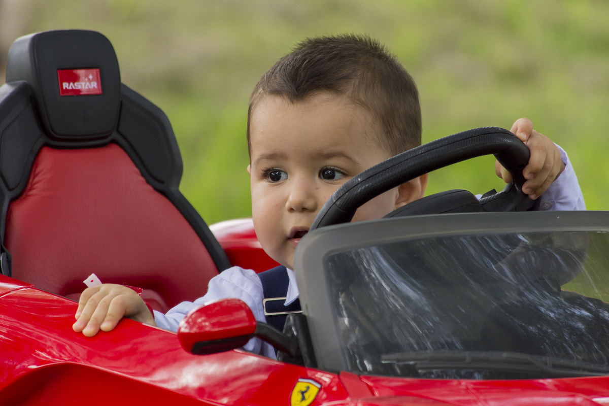 Divertido paseo en auto rojo que papá me regalo por mi bautismo en  Granadero Baigorria, fotos en rosario, niños, juegos, juguetes, fotos en rosario, sesiones familiares