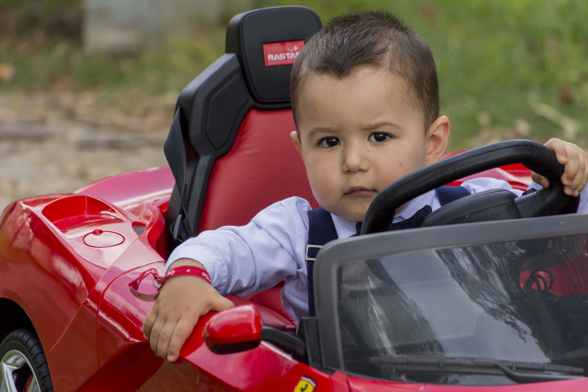 Divertido paseo en auto rojo que papá me regalo por mi bautismo en  Granadero Baigorria, rosario, fotos en rosario, juguetes, niños, familia