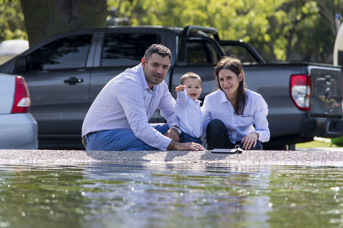 Arrancando nueva sesión de fotos en el Parque Urquiza de la Ciudad de Rosario, fotos en rosario, sesiones de fotos familiares, plaza, fuente de agua 