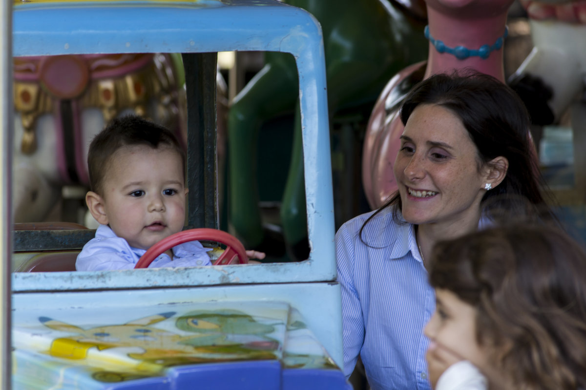 Paseando en la Calesita de los juegos para niños en la Plaza de Parque Urquiza de Rosario, fotos en rosario, fotos familiares, niños, juegos, plaza