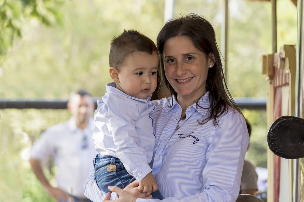 Paseando en la Calesita de los juegos para niños en la Plaza de Parque Urquiza de Rosario, fotos familiares, niños, plaza, padres, fotos en rosario