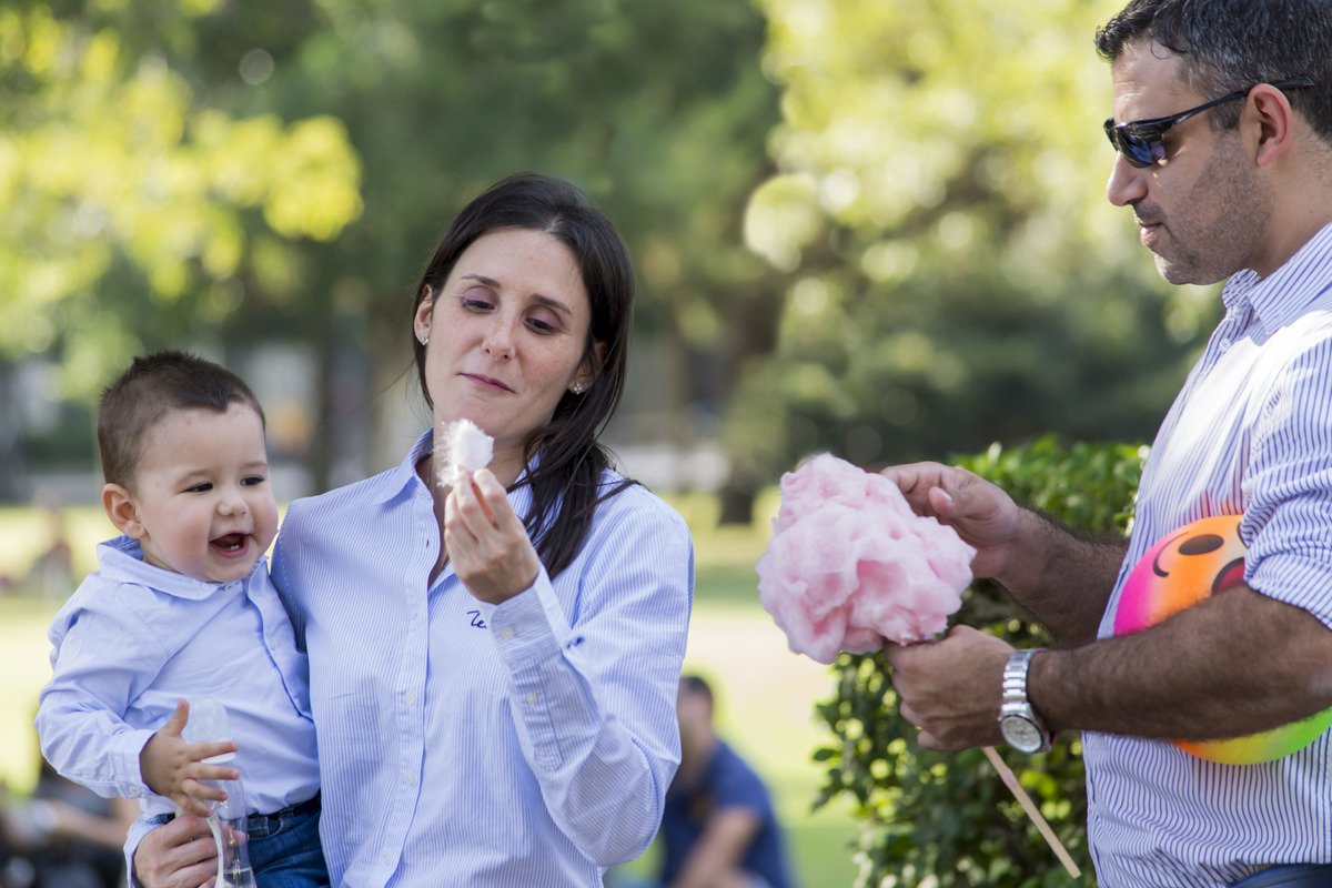 Comiendo algodón de azúcar con mis papás, plaza, familia, niños, sesión de fotos en rosario, sesiones naturales