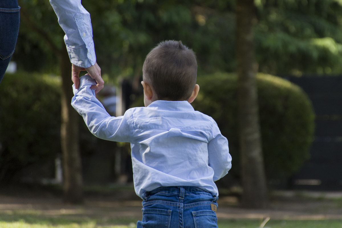Paseando con mamá en la Plaza de Parque Urquiza de Rosario, niños, juegos, parque, sesiones de fotos en rosario, niños, arboles, 
