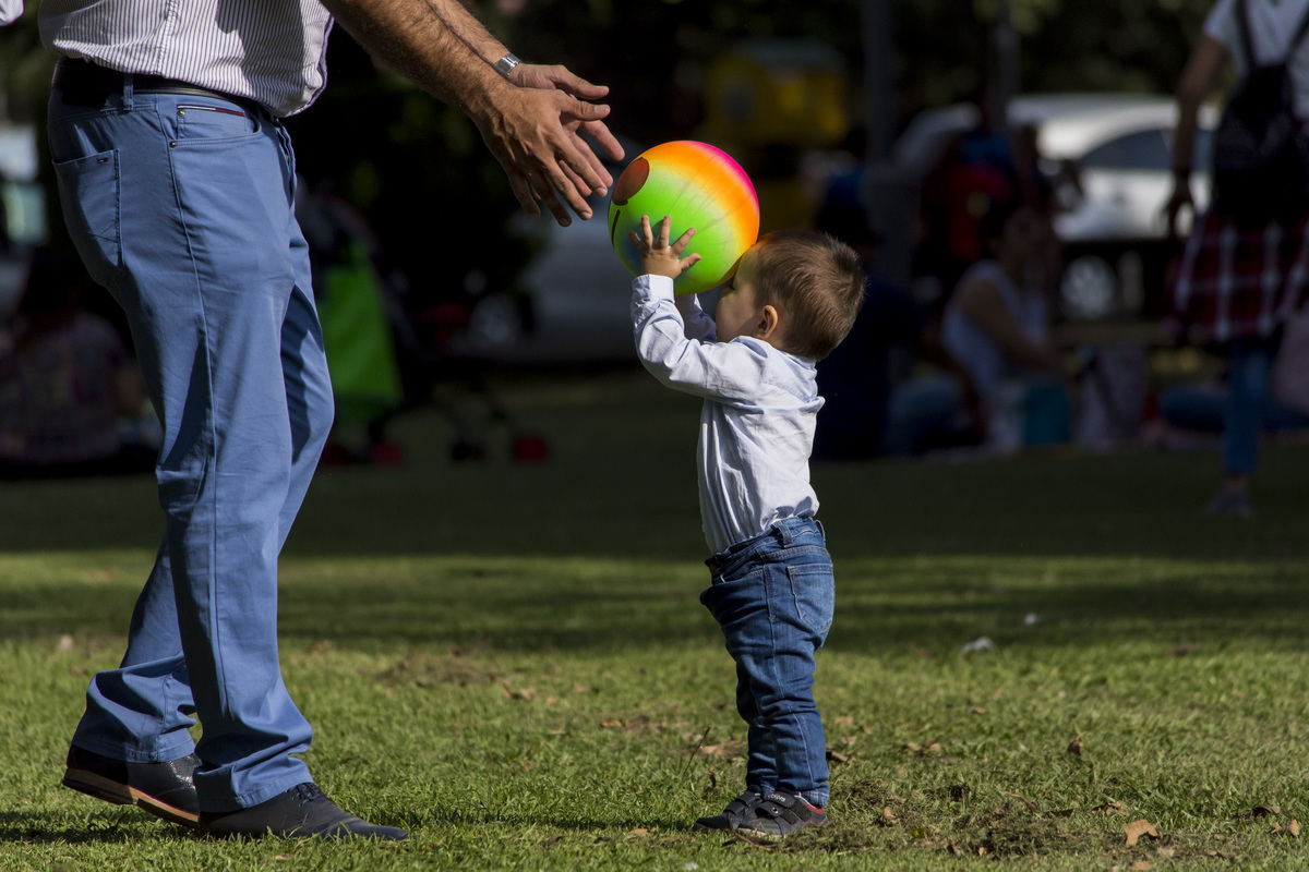 A jugar futbol con mi papá en la Plaza de Parque Urquiza de Rosario, juegos, pelota, niños, juguetes, fotos naturales, familia, sesión de fotos en rosario