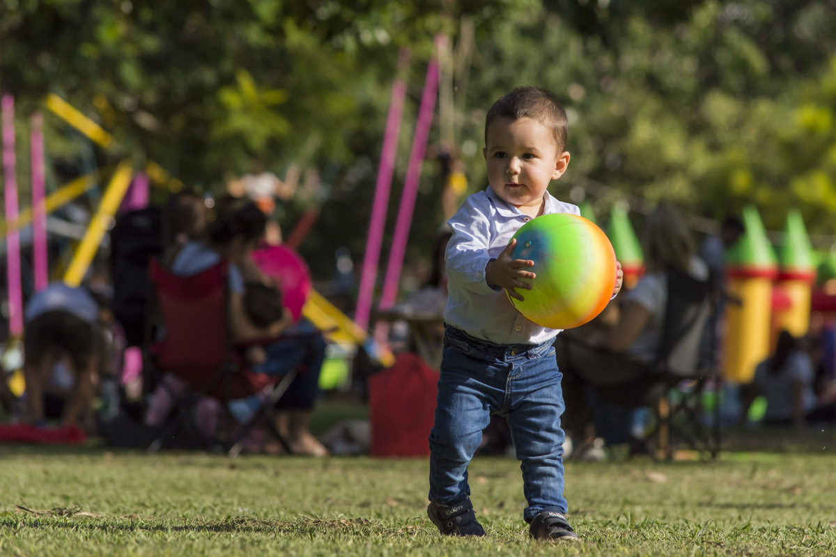 A jugar futbol con mi papá en la Plaza de Parque Urquiza de Rosario, juegos, pelota, niños, parque, sesiones de fotos naturales, familia