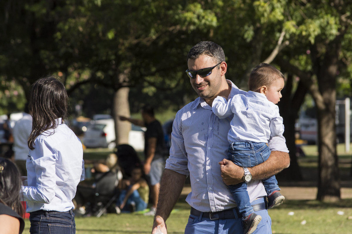 Vamos de paseo en la Plaza de Parque Urquiza de Rosario, padres, fotos en rosario, familia, sesión de fotos familiares, juegos, aire libre