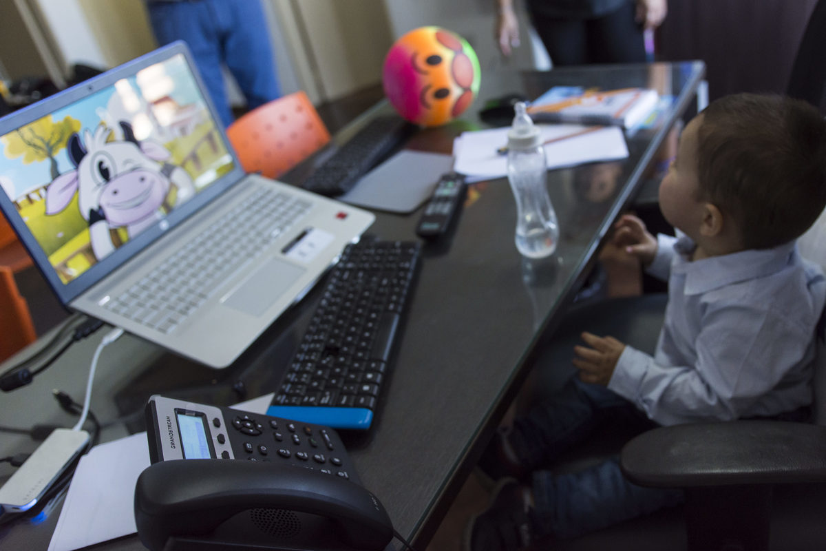Ahora jugando en la Oficina de Papá, Parque Urquiza, niños, bebes, fotos en rosario, juegos, pelota, mamadera