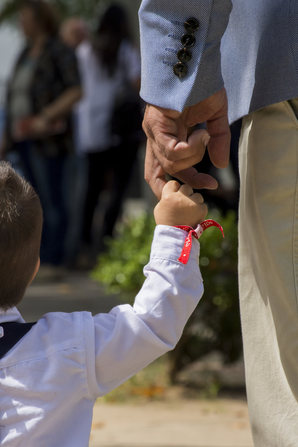 Acompañando a papá despues de la ceremonia de mi Bautismo, niños, bautismo, fotos bautismo, ceremonia, manos, hijos, 