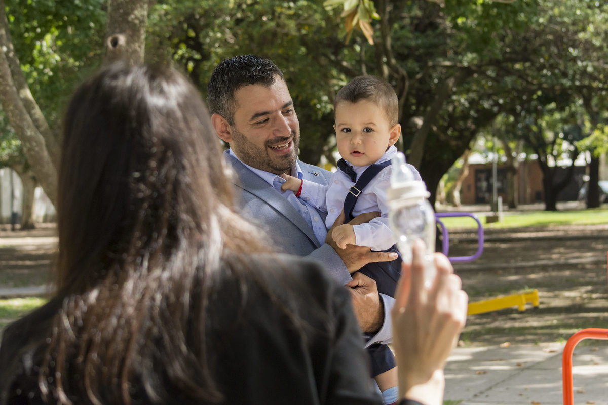 Jugando con Mamá y Papá despues de la celebración del Bautismo y preparando para una de la sesión de fotos en exteriores, fotos bautismo, fotos familia rosario, fotos en rosario, parque, familia, niños, plaza