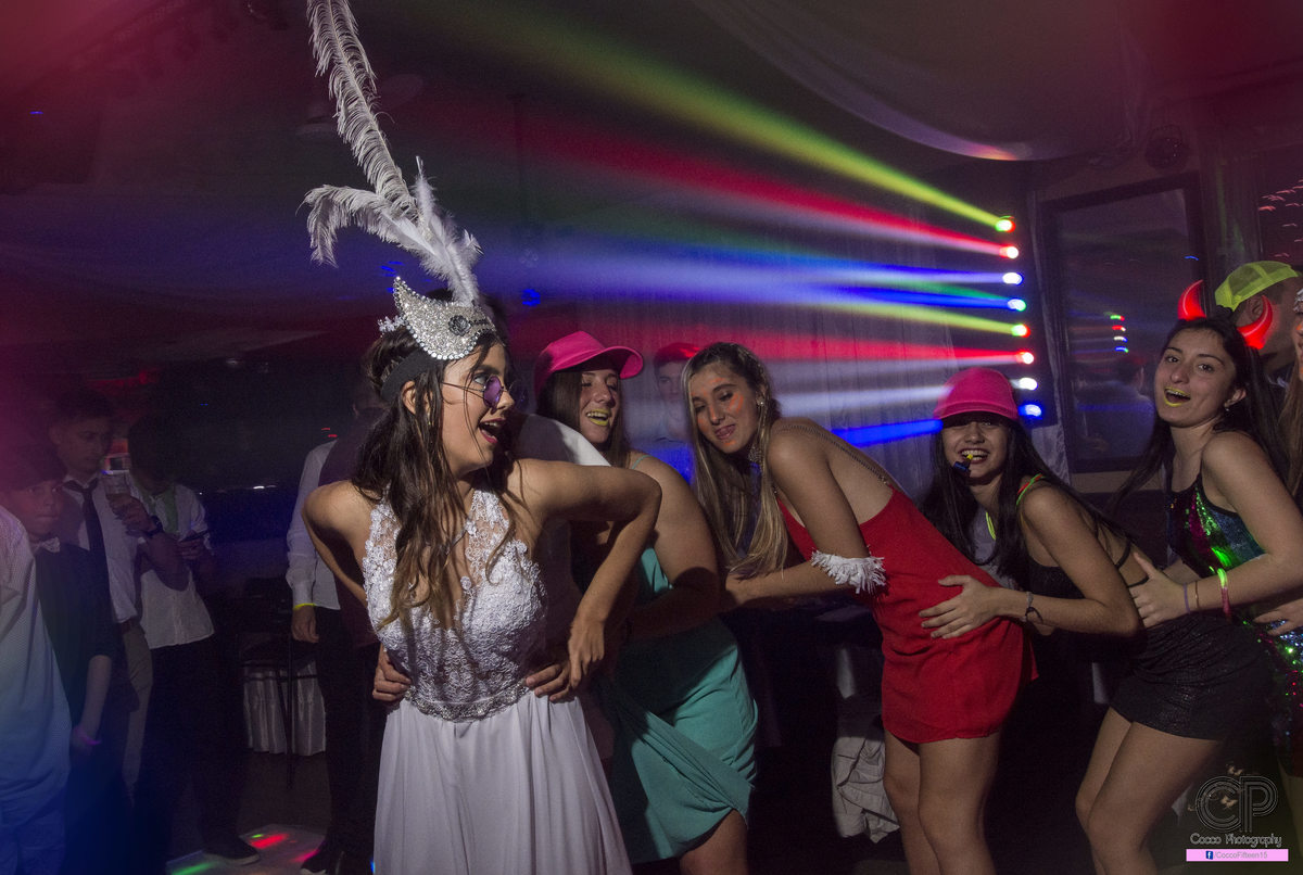 fotos de la fiesta, book de fotos en rosario 15 años, fotos divertidas con amigos, baile en la fiesta 