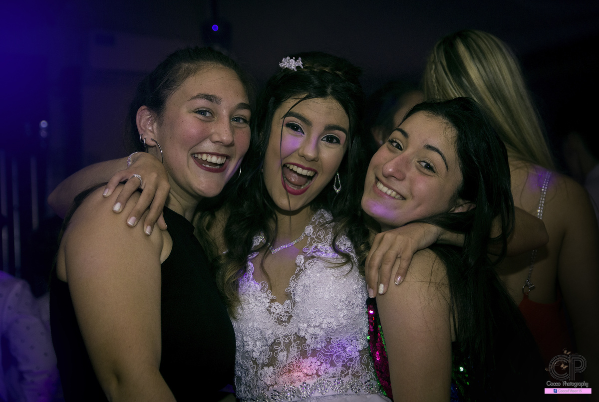 fiesta de 15 años, amigos, salón de fiestas, book de fotos en rosario, vestido de 15, amigas de la quinceañera 