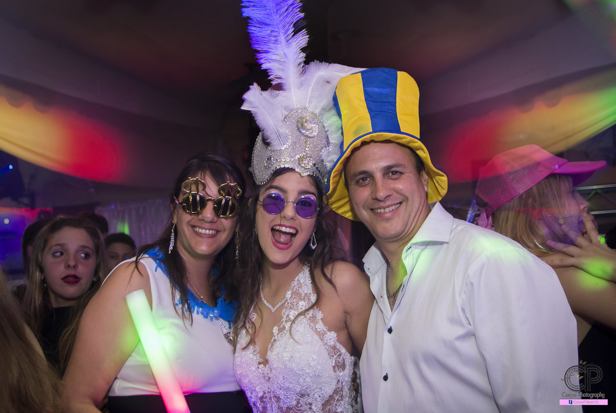 fotos familiares en la fiesta de 15 años, salón de fiesta 15 años la opera cotillón para fiesta, maquillaje y peinado, noche de 15 años, 