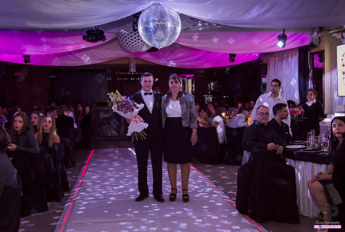 fiesta de 15 años en rosario, fotos previas a la fiesta, salón de fiesta, fotos de 15 años en rosario, luces en el saón, torta de 15 años, amigos 