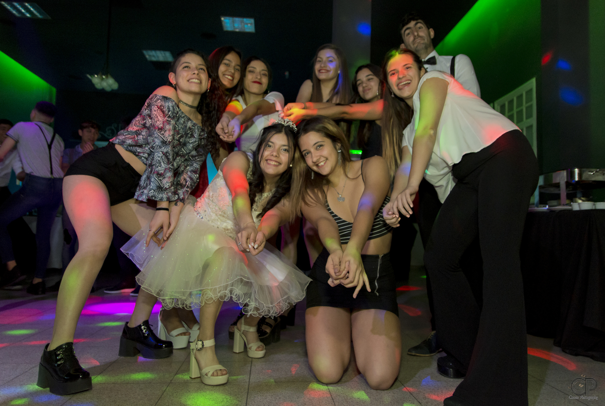 fotos en la fiesta con amigos, fotos grupales de 15 años, fiesta de 15 años en rosario