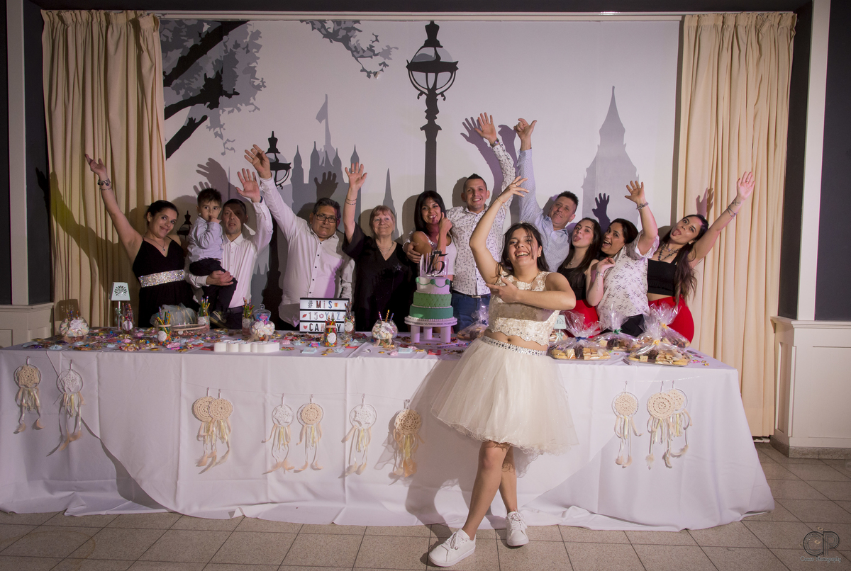 fotos familiares en la fiesta de 15 años, mesa dulce, fotos naturales y divertidas para 15 años en rosario