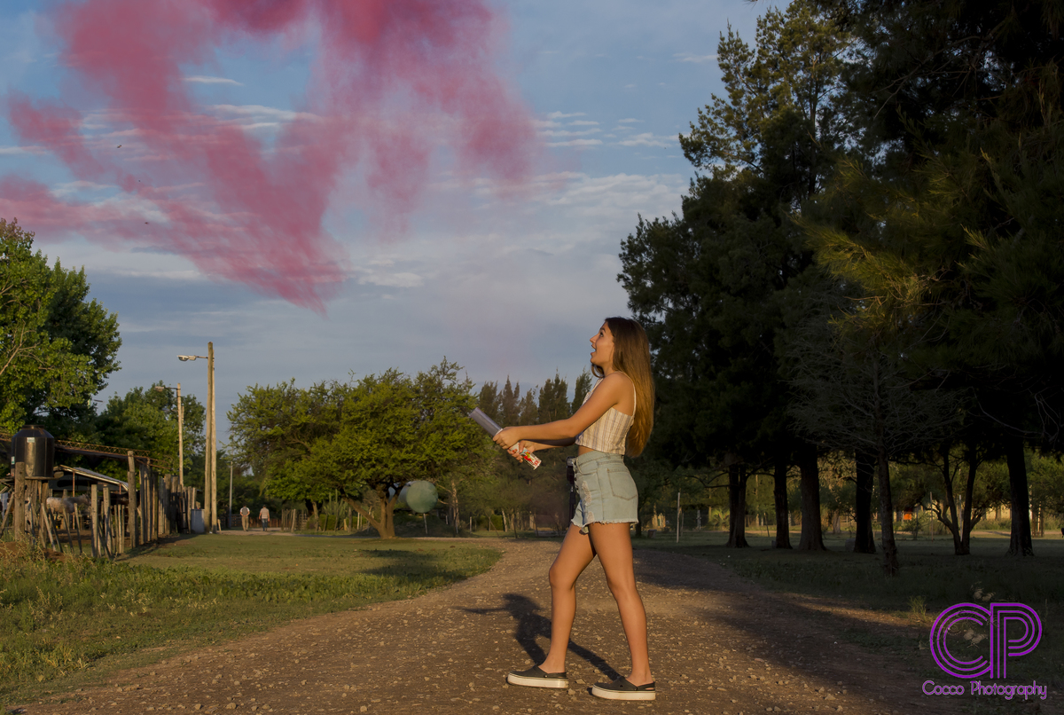humo de colores, fotos previas de 15 años, originales books de 15, 15 años en parque villarino, fotos en el campo para 15 años, book de fotos, aire libre, fotografía callejera de 15 años, 