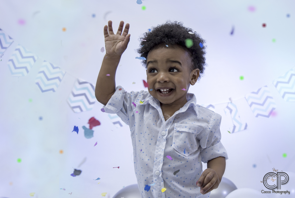 sesion con globos azules, Bebe, Fotografía De Familia, Fotógrafos en rosario, book de fotos en rosario para ñiños y familia, sesiones de fotos, fotos divertidas para un año