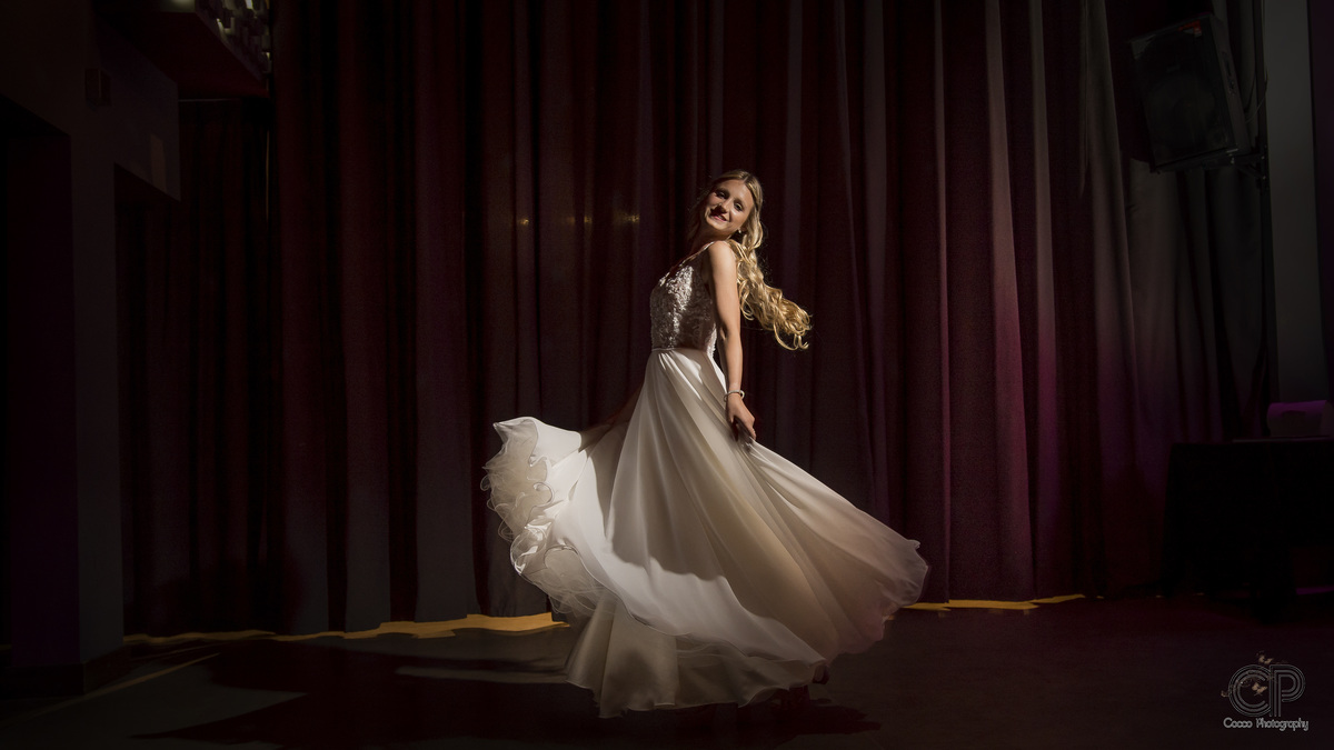 fotos 15 años en el salón de fiestas con el vestido, book previo a la fiesta, fotos diferentes en el salón, fotos urbanas, 15 años en rosario, book de 15, ideas para 15 años, fotos naturales