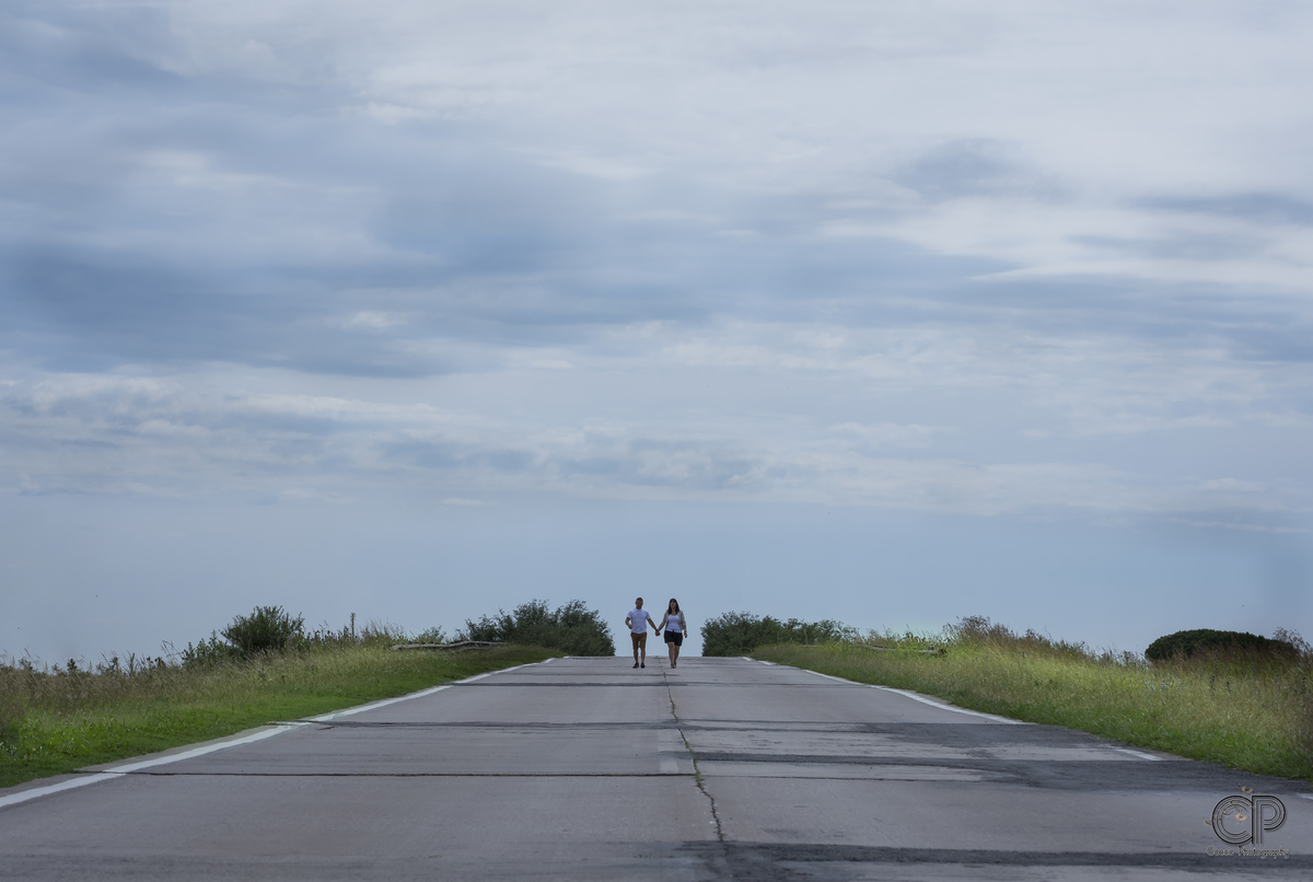fotos de los novios al aire libre, campo, wedding, celebraciones, E-Session, Bodas en rosario, sesión de fotos de boda en lugar abandonado, sesión de fotos en rosario, sesiones naturales, book de novios, fiesta de bodas, vestido de novia,
