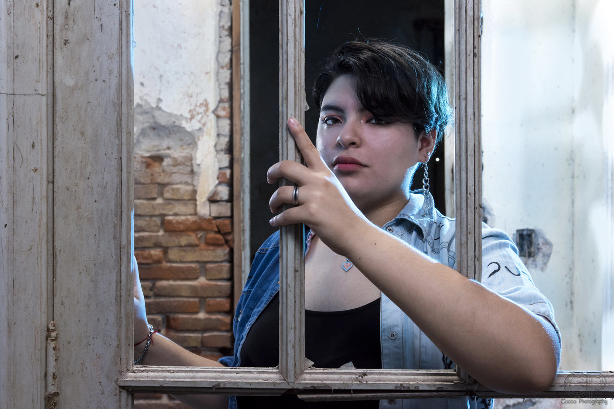 15 años, fotos diferentes en lugares abandonados, luces de colores, fotografía de 15 años en rosario, argentina, santa fe, rosario, book de 15, quinceañeras, maquillaje para 15 años, 