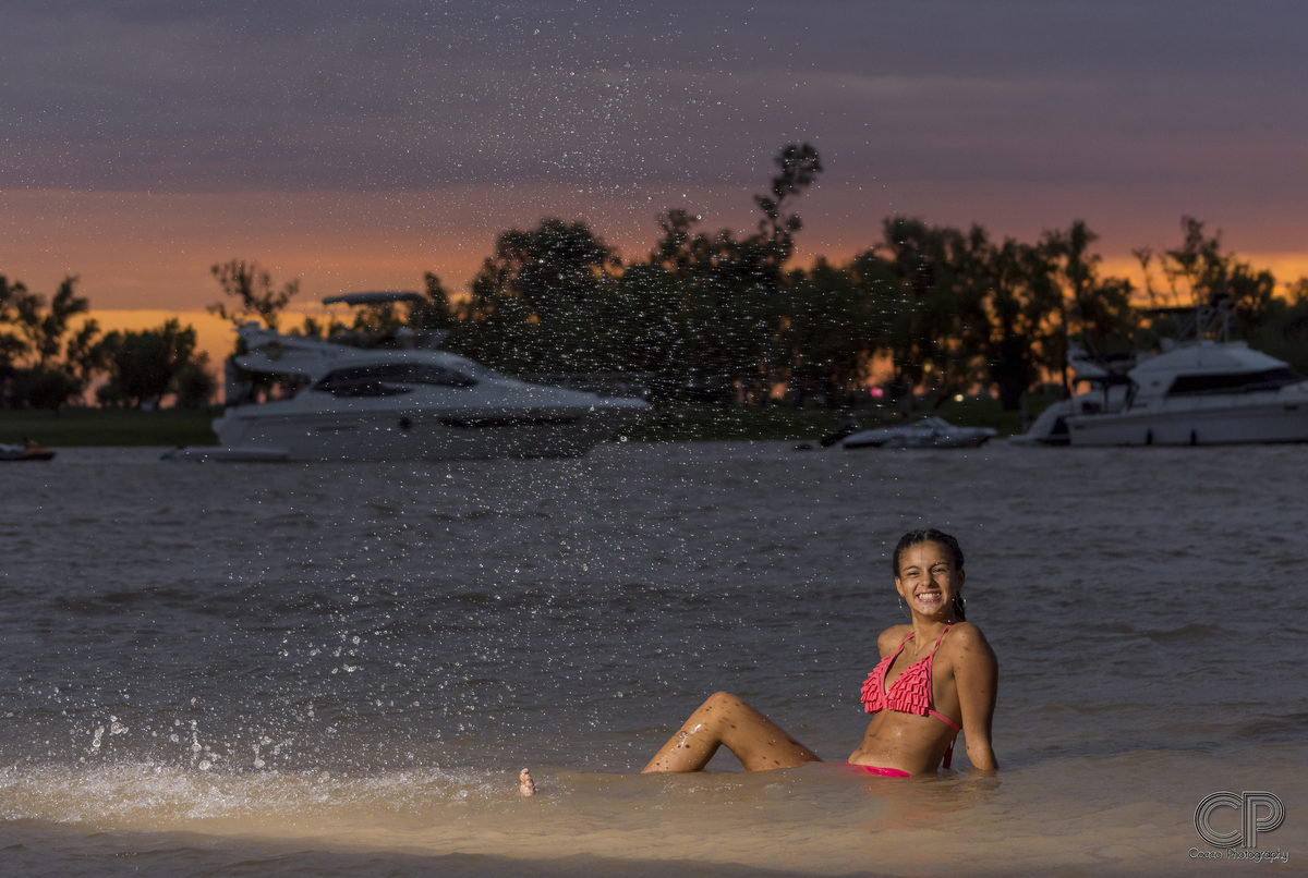 Fotos de 15 años en el río al atardecer con barcos, fotografía de 15 años en rosario, fotos divertidas para 15 años