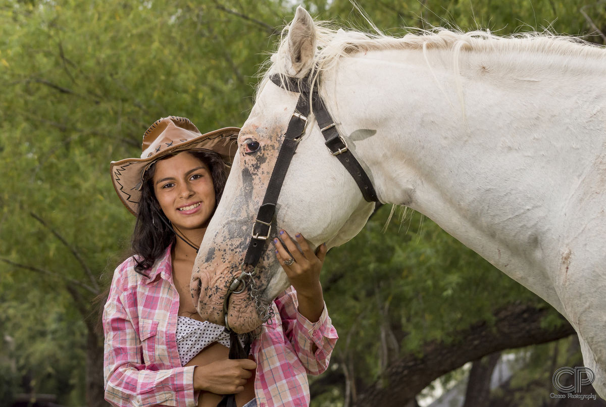 book de quince años al aire libre con un caballo en las islas, fotos divertidas de 15 años en rosario