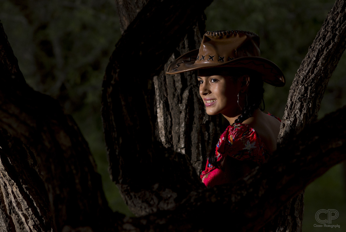 nena de 15 años en las islas con sombrero y vestido rojo, book de XV años,