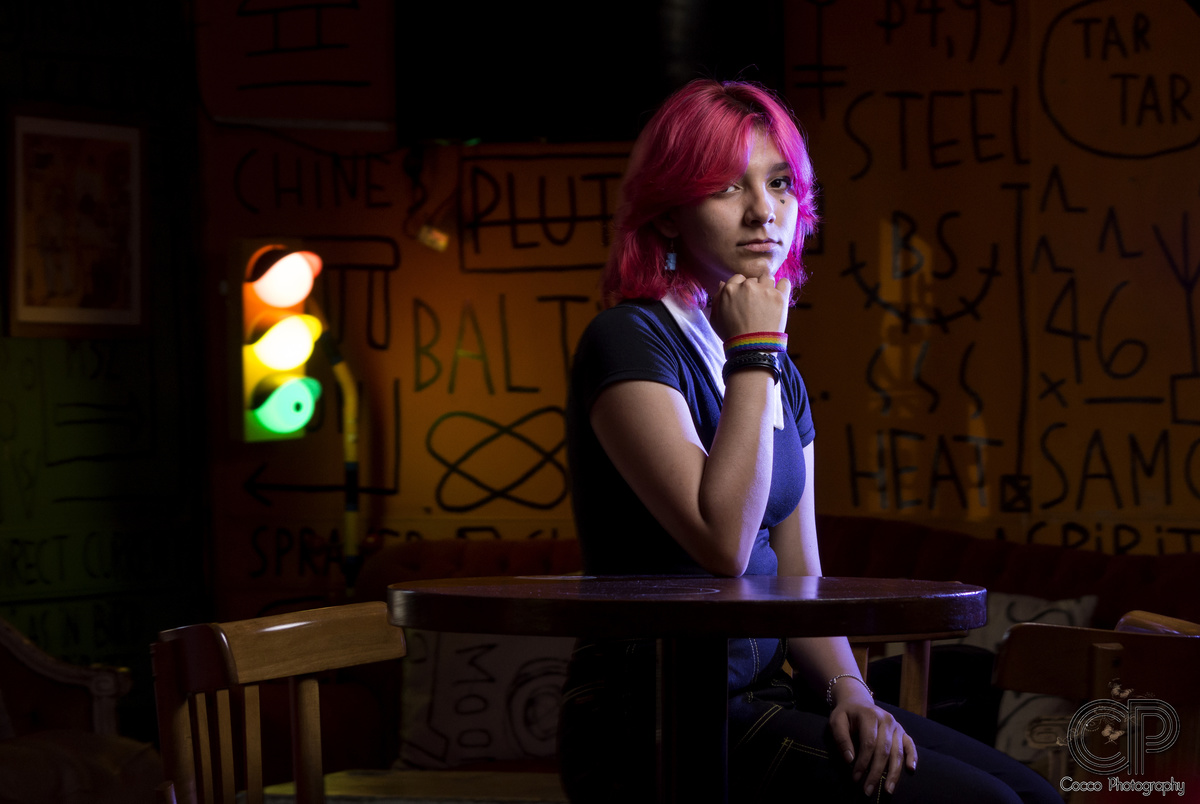 book de fotos en un bar de rosario diferentes, ideas para book de 15 años en rosario, fotos con luces de colores