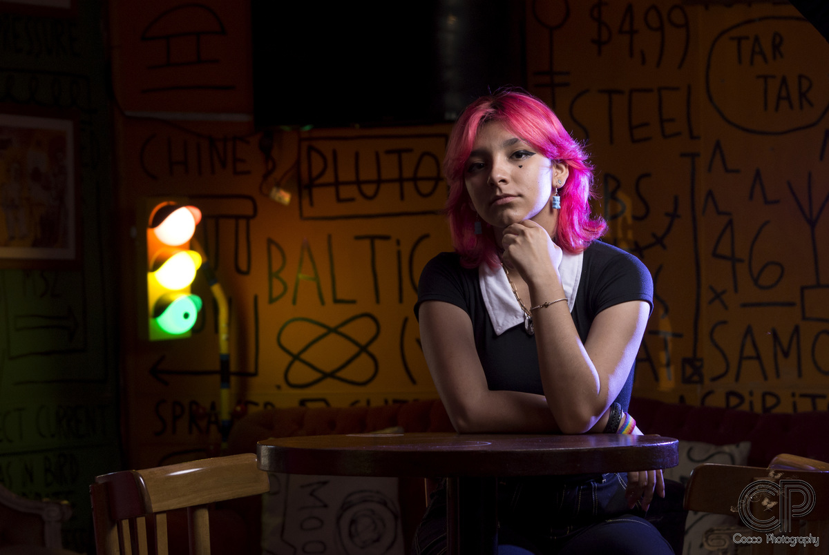 originales sesion de fotos 15 años, ideas diferentes para book de  15 años en rosario en interior de un bat